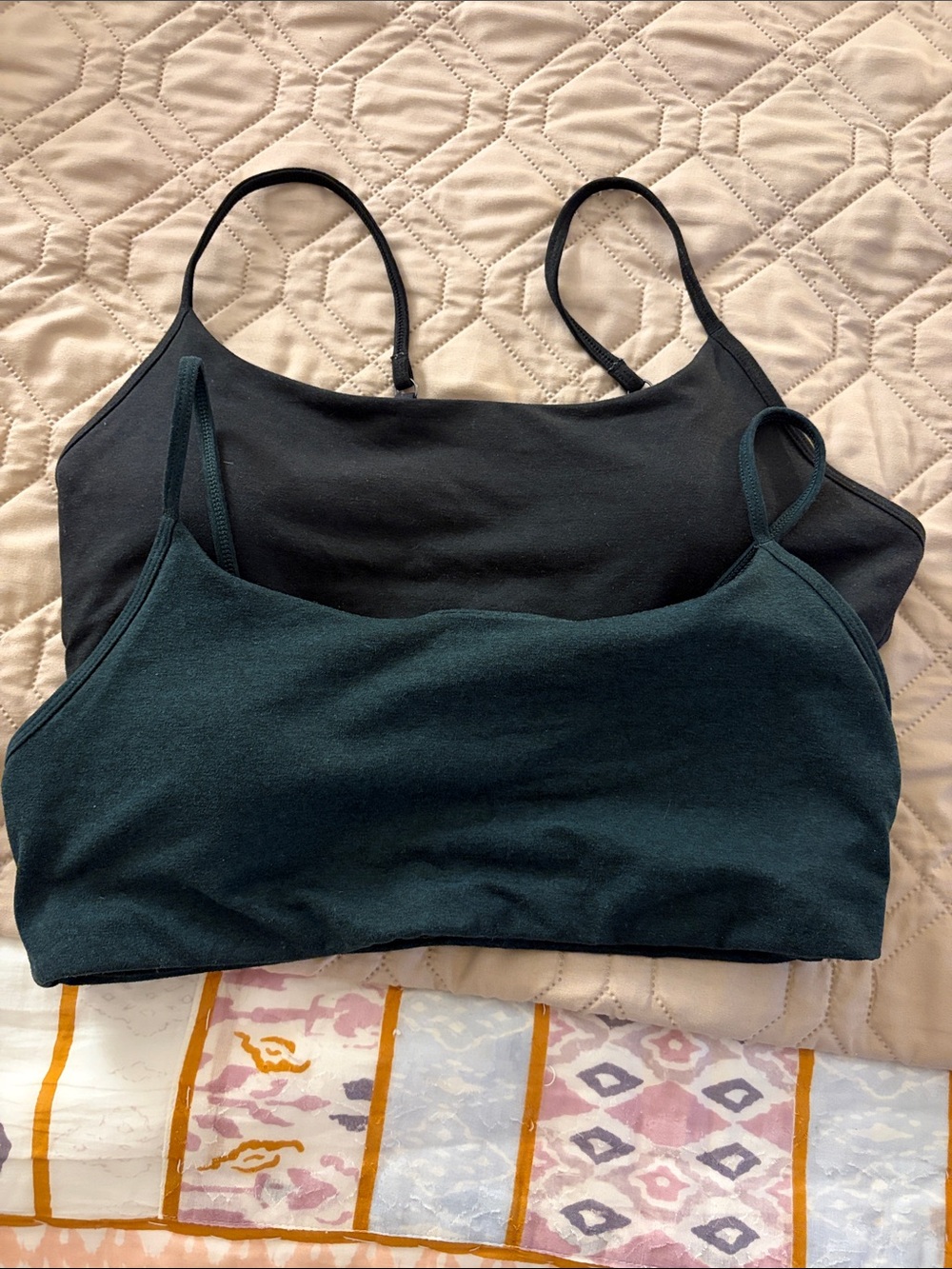 Vuori Women’s Halo Essential Bra lot of 2 size large